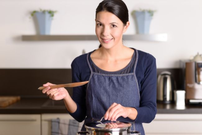 Mulher cozinhando em um fogão